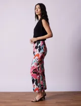 Pantalón recto de gabardina elastizada con estampado floral multicolor. Pretina ancha elastizada. Marca Zac & Rachel.