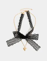 Collar corto con choker de encaje negro, cadena dorada y dije de corazón dorado.