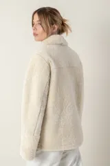 Gamulan de cuero color bordeaux con cuello y puños de piel sintética.
