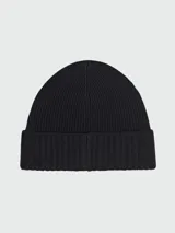 Gorro de lana virgen color negro con estructura acanalada y logo metálico pequeño en el borde.