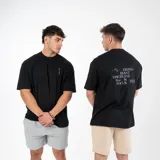 Remera negra de algodón con estampado en la espalda con la frase "Grind Beast Discipline Focus" y el logo de la marca.