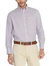Camisa de hombre celeste a rayas verticales azules, de corte regular, con cuello abotonado, bolsillo en el pecho con logo bordado y mangas largas con puños abotonados.