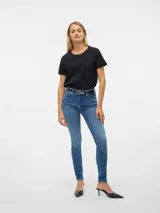 Camiseta negra de manga corta con cuello redondo.