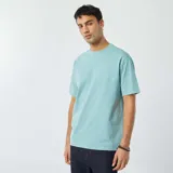 Remera celeste de corte recto y mangas cortas.
