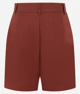 Short pollera corta color rojo, confeccionada en viscosa certificada. Posee un canesú asimétrico en la cintura que crea un efecto traspasado en la parte delantera. Incluye un bolsillo discreto y tiene un acabado limpio en los bordes.