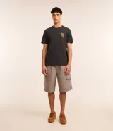 Remera negra de algodón con corte clásico, cuello redondo y mangas cortas. Presenta un estampado pequeño en el pecho con un diseño de mapa y la inscripción "Outsd Discoveries".