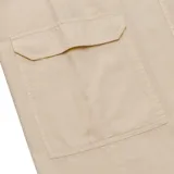 Pantalón cargo color crema, de corte ancho, con bolsillos laterales y costuras a la vista.