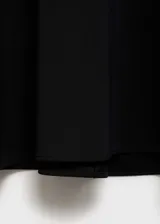 Falda midi negra de tejido de punto circular con cintura elástica y diseño evasé.