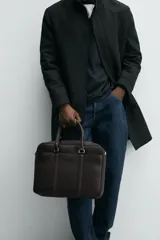 Maletín marrón con textura grabada, cierre de cremallera, bolsillo interno para dispositivos electrónicos de hasta 13 pulgadas, bolsillo frontal con cremallera, doble asa de mano y asa de hombro ajustable y extraíble.