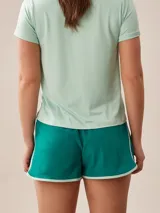 Short deportivo negro con cintura elástica y ribete blanco en el ruedo.
