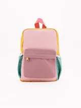 Mochila pequeña de colores, ideal para preescolar. Cuerpo principal rosa claro, bolsillo frontal malva, detalles laterales verde menta y ribetes amarillos. Asa superior coral.