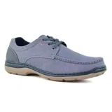 Zapato casual de hombre color celeste, con cordones y suela marrón.