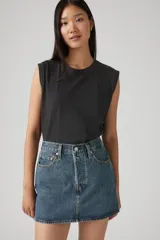 Minifalda de denim azul con cierre de botones frontal y bolsillos delanteros y traseros.