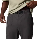 Pantalón de aventura para hombre color gris oscuro, de corte recto, con cintura elástica, cinturón integrado, bolsillos laterales y trasero con cierre a presión. Confeccionado en tejido de secado rápido con protección solar UPF 50 y tecnología Omni-Shield™ que repele la humedad y resiste las manchas.