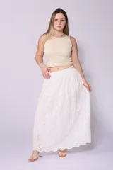 Falda larga blanca con cintura elastizada y detalle de broderie en el ruedo.