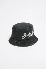 Gorro tipo bucket negro con efecto lavado y logo de la marca Bimba y Lola bordado en blanco.