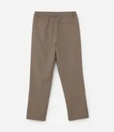 Pantalón de vestir marrón oscuro, de corte loose, con pliegues, bolsillos laterales y traseros.