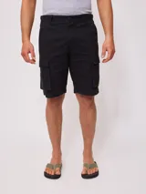 Bermuda cargo negra con bolsillos laterales y traseros.