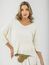 Sweater tejido fino italiano color crema, con escote en V y mangas 3/4.