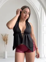 Top negro con escote halter y espalda descubierta.