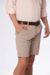 Bermuda color beige, de corte clásico, confeccionada en algodón y spandex.