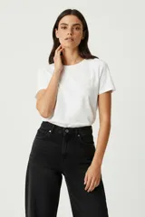 Remera blanca de algodón con bordado de trébol en el frente, de manga corta y cuello redondo.