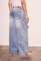 Pantalón de jean celeste de corte wide leg y tiro medio.