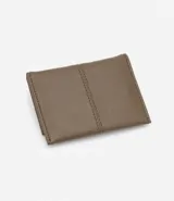 Billetera plegable pequeña color marrón con pespuntes y cierre por enganche. Marca Satinato, colección Otoño/Invierno 2023. Confeccionada en material sintético.