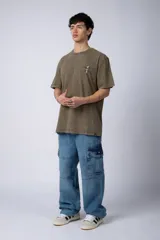 Remera color verde oliva con cuello redondo y mangas cortas, con un pequeño estampado en el pecho.