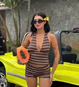 Conjunto de top halter y shorts a juego, con estampado de rayas horizontales marrones y blancas.