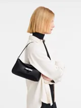 Bolso hobo Longchamp modelo Le Roseau, tamaño S, color negro, con asa corta y cierre con broche metálico plateado.