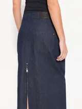 Pollera larga de denim azul oscuro, corte recto, tiro bajo, bolsillos ojal delanteros y tajo trasero con cierre.