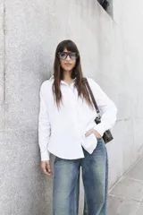Camisa blanca de corte clásico con bolsillo frontal.