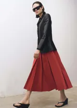 Falda midi color rojo con tablas y forro interior.