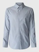 Camisa celeste con rayas verticales finas, de corte slim fit, manga larga y cuello clásico.