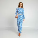 Pantalón de mujer con estampado abstracto en tonos azul y blanco.