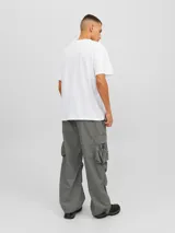 Camiseta blanca de manga corta y cuello redondo, corte amplio.