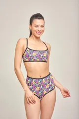 Conjunto de bikini con corpiño entero adelante, todo cruzado tipo acordonado en la espalda y bombacha de tiro alto con estampado a rayas horizontales de colores.
