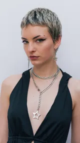 Collar de cadena plateada con dije de estrella calada.