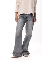 Jean de corte wide leg y tiro medio, con efecto lavado y apliques de brillos distribuidos en toda la prenda.