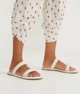 Pantalón modelo aladino en viscolino, con cintura elástica, bolsillos laterales y puños diferenciados. Estampado de mini tucanes.