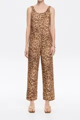 Mono largo de corte recto con estampado animal print en tonos marrón y beige. Tiene escote redondo y tirantes anchos.