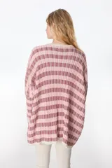 Sweater tejido de punto con rayas horizontales rosas y borgoña, con cuello redondo y bolsillos frontales.