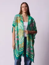 Kimono Barrington de satén color verde con estampado de hojas y flores en tonos naranja, rosa y amarillo.