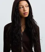 Campera corta de modal color azul, con capucha fija, mangas largas y cierre frontal de cremallera.