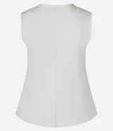 Blusa sin mangas color blanco, confeccionada en punto roma, con cuello redondo y corte peplum.