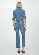 Pantalón de jean azul de corte cropped y acampanado, tiro alto, con cinco bolsillos y cierre de cremallera y botón.