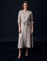 Vestido maxi color beige, marca Emma & Michele, con cuello a la base y escote en V. Manga larga de largo regulable con presilla y botón.