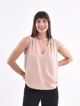 Blusa color lavanda con escote en V y sin mangas.