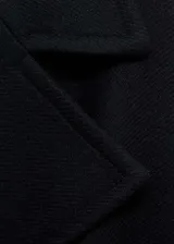 Abrigo largo negro de lana italiana Manteco, con cuello de solapa, cierre frontal con botones y cinturón desmontable.